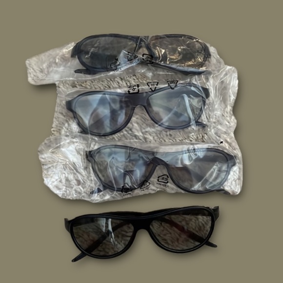 Cinema 3D “Set of Four 3D Glasses” - Picture 1 of 5